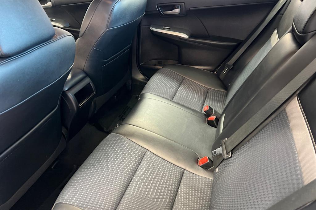 2014 Toyota Camry SE 11