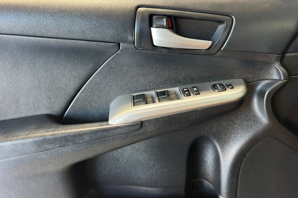 2014 Toyota Camry SE 19
