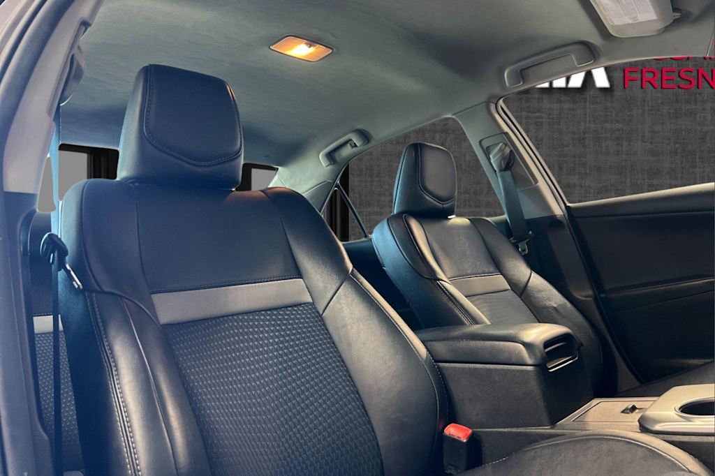 2014 Toyota Camry SE 10
