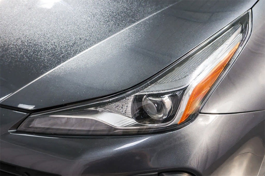 2022 Toyota Prius L Eco 19