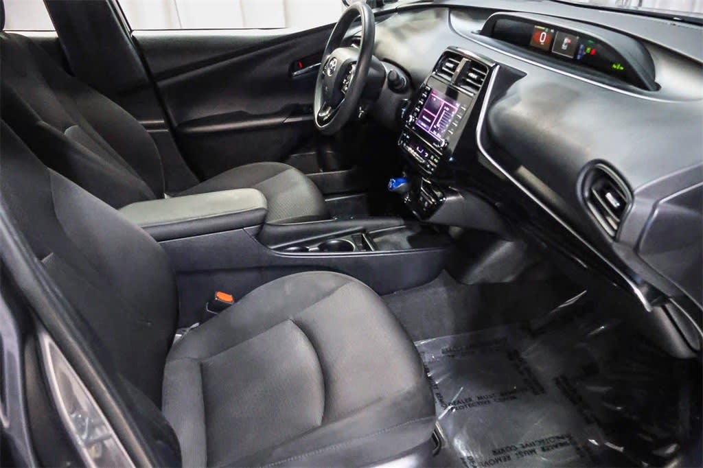 2022 Toyota Prius L Eco 10