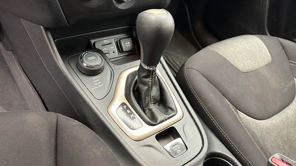 Thumbnail: 2018 Jeep Cherokee - 14