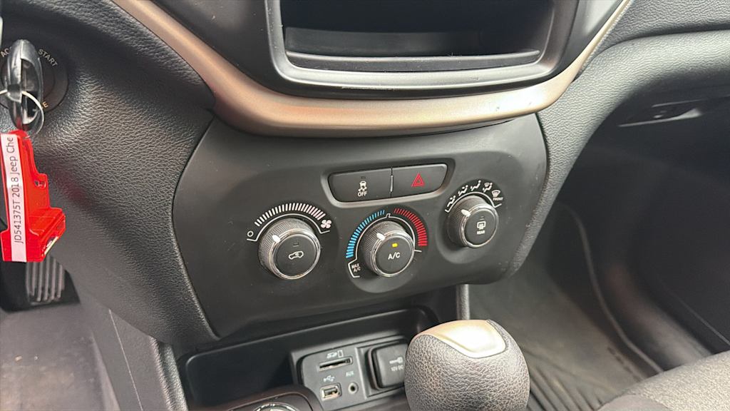 Thumbnail: 2018 Jeep Cherokee - 21