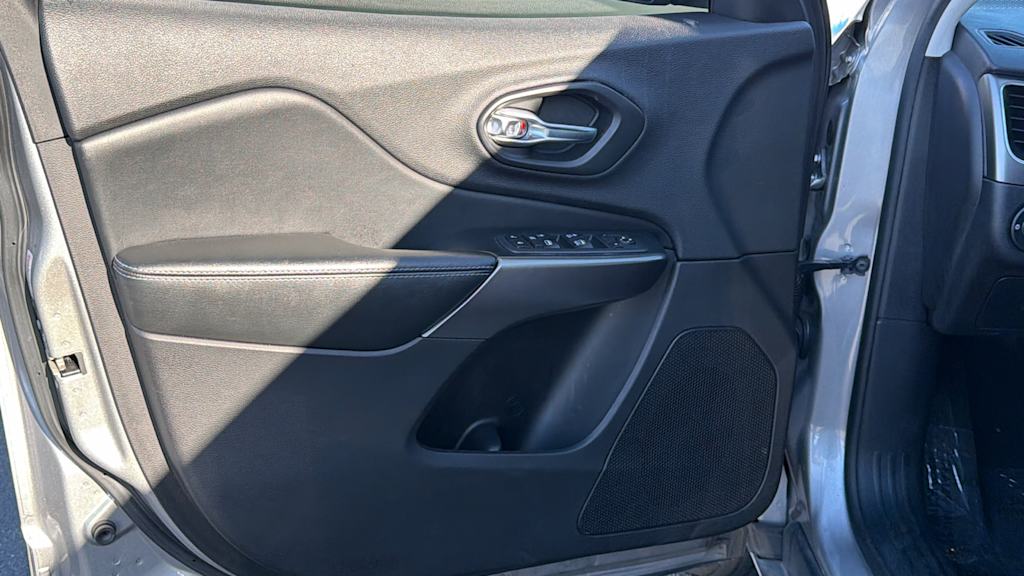 Thumbnail: 2020 Jeep Cherokee - 28