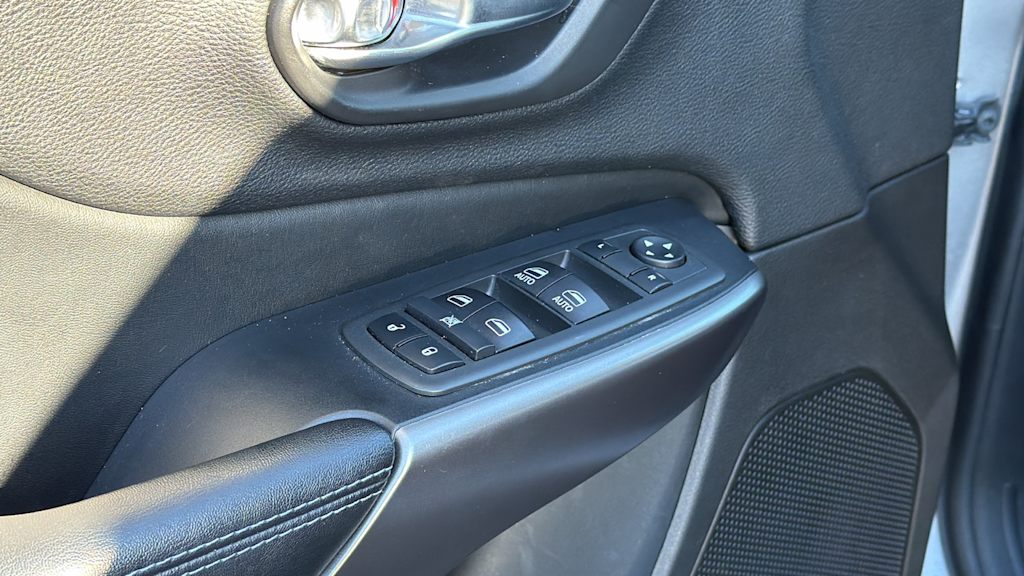 Thumbnail: 2020 Jeep Cherokee - 27