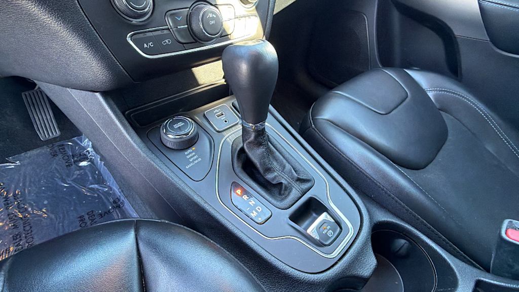 Thumbnail: 2020 Jeep Cherokee - 14