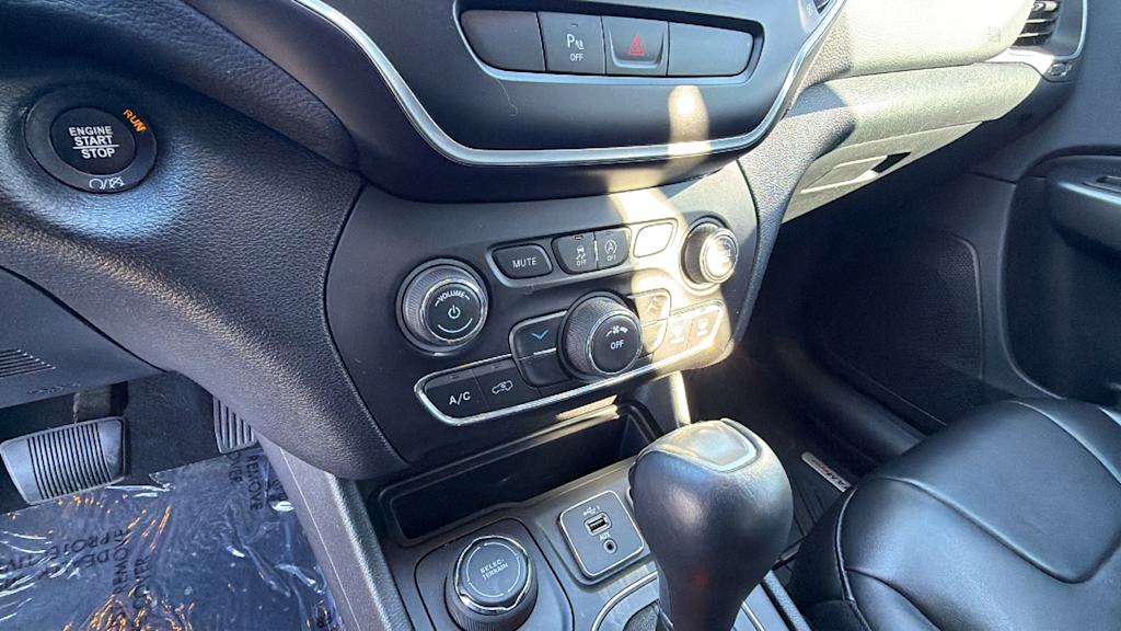 Thumbnail: 2020 Jeep Cherokee - 22