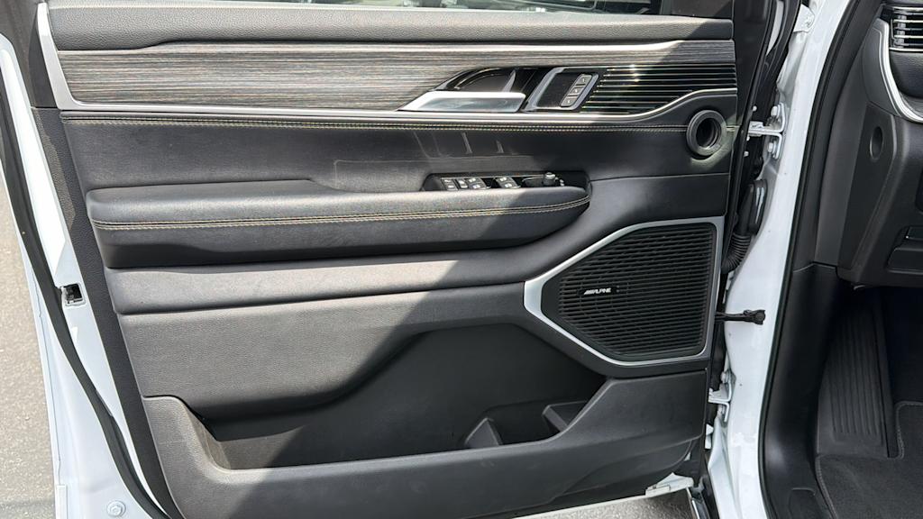 Thumbnail: 2023 Jeep Wagoneer - 28