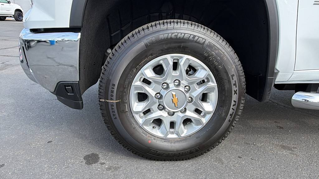 Thumbnail: 2026 Chevrolet Silverado 3500 - 8