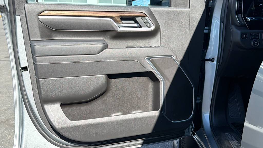 Thumbnail: 2025 Chevrolet Silverado 3500 - 26