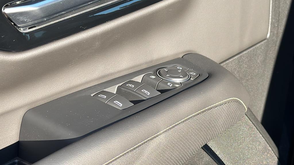 Thumbnail: 2026 Chevrolet Suburban - 6