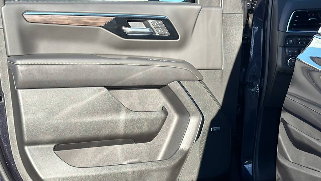 Thumbnail: 2026 Chevrolet Suburban - 26