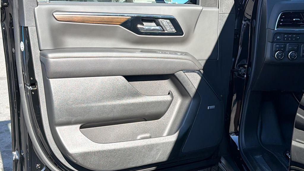 Thumbnail: 2026 Chevrolet Suburban - 26