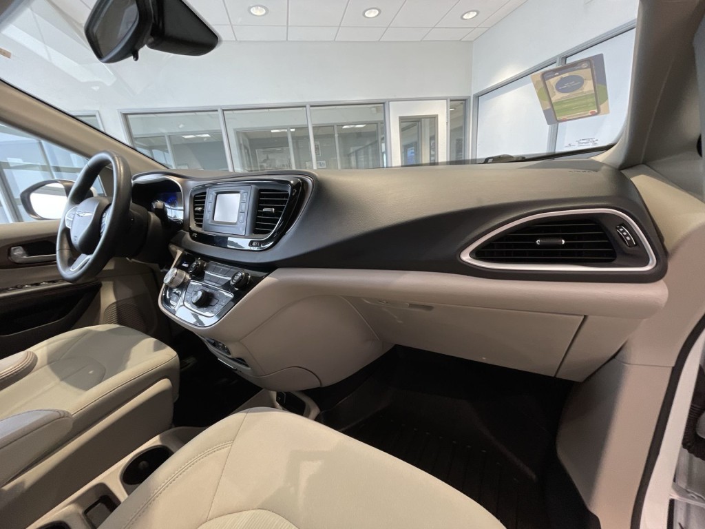 2017 Chrysler Pacifica LX 14