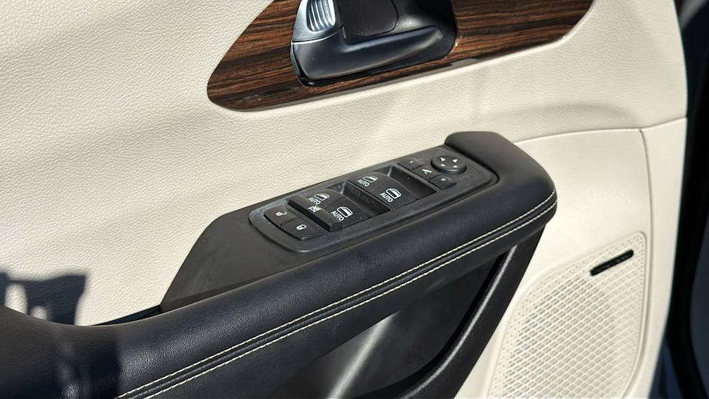 Thumbnail: 2022 Chrysler Pacifica - 7