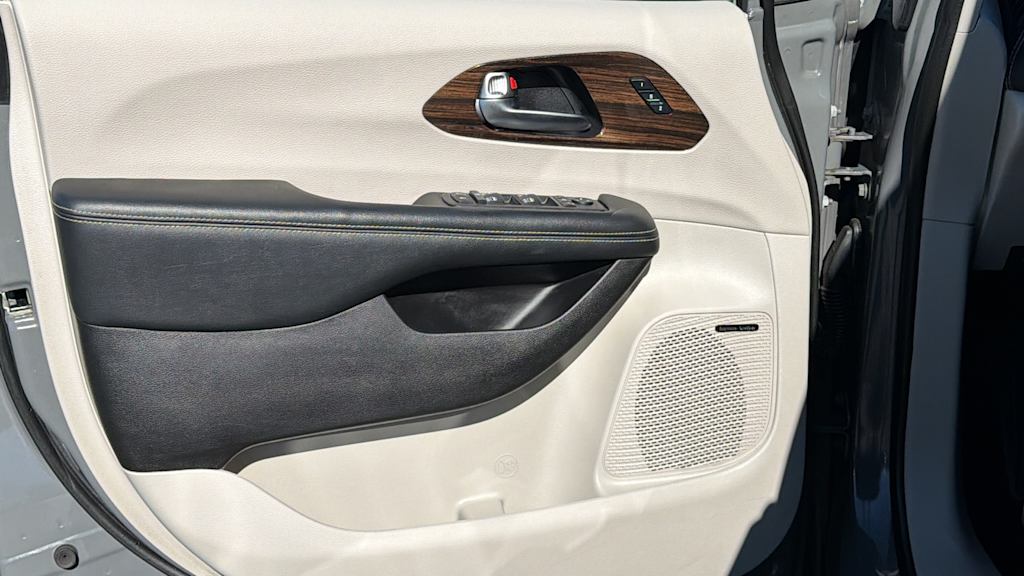 Thumbnail: 2022 Chrysler Pacifica - 28