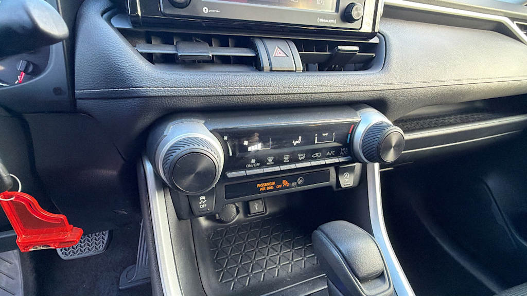 Thumbnail: 2021 Toyota RAV4 - 23