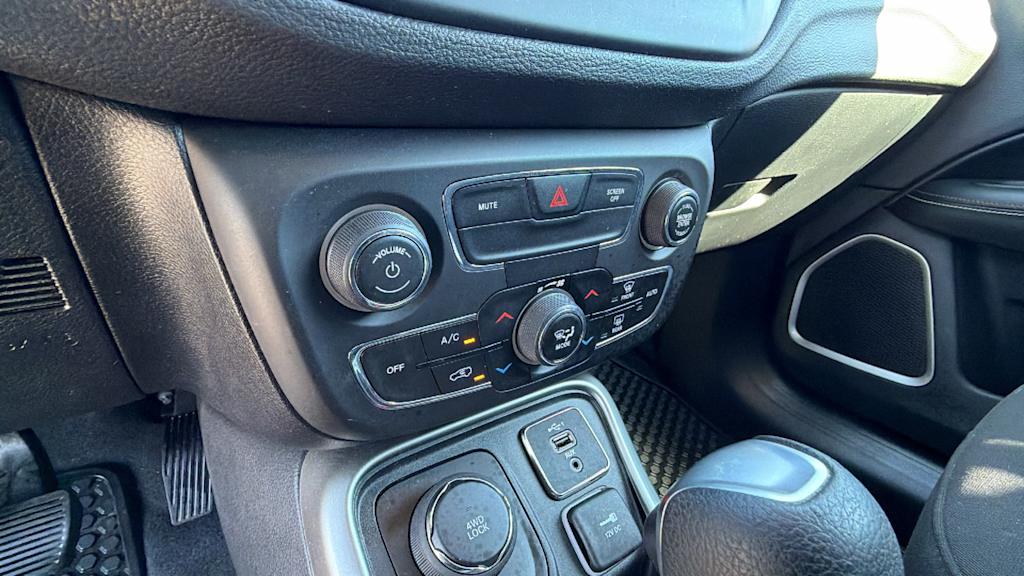Thumbnail: 2020 Jeep Compass - 23