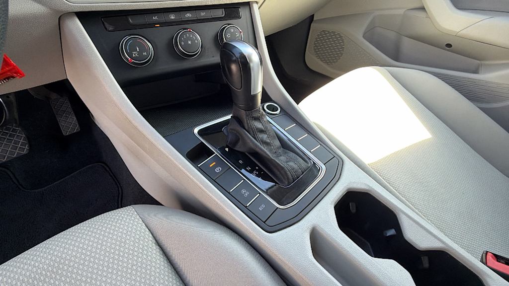 Thumbnail: 2019 Volkswagen Jetta - 16