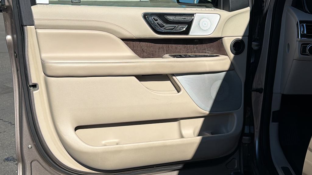 Thumbnail: 2020 Lincoln Navigator L - 28
