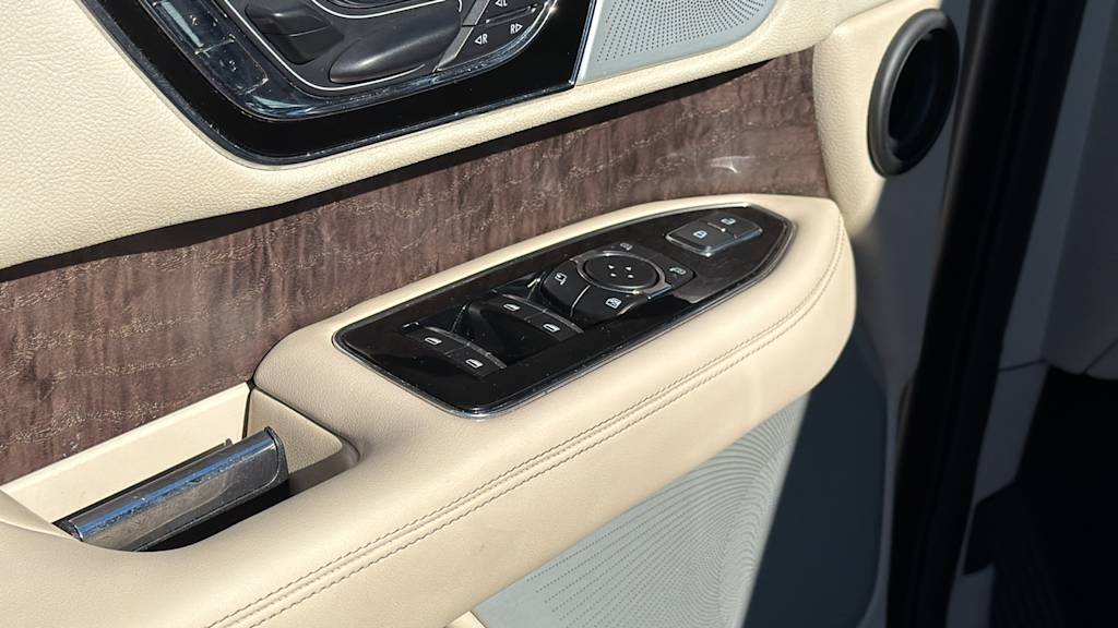 Thumbnail: 2020 Lincoln Navigator L - 27