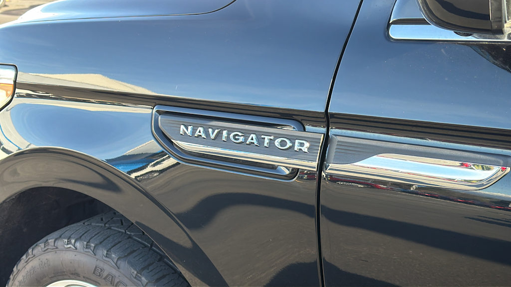 Thumbnail: 2022 Lincoln Navigator L - 21