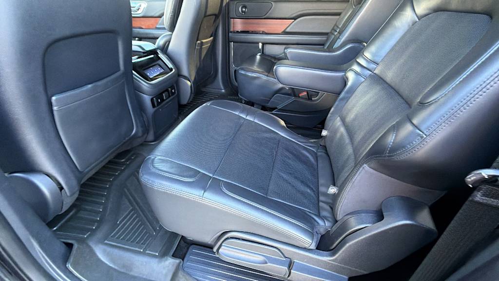 Thumbnail: 2022 Lincoln Navigator L - 12