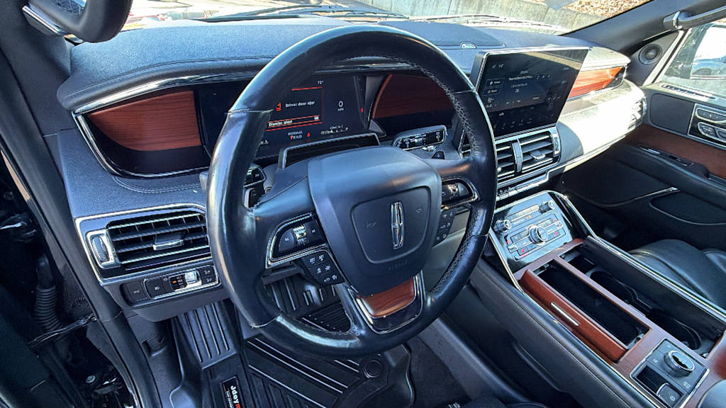 Thumbnail: 2022 Lincoln Navigator L - 2