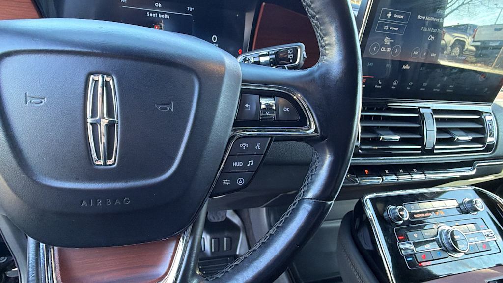 Thumbnail: 2022 Lincoln Navigator L - 26