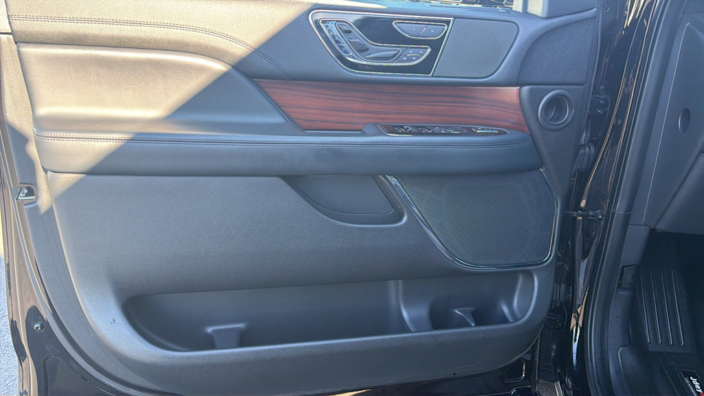 Thumbnail: 2022 Lincoln Navigator L - 29