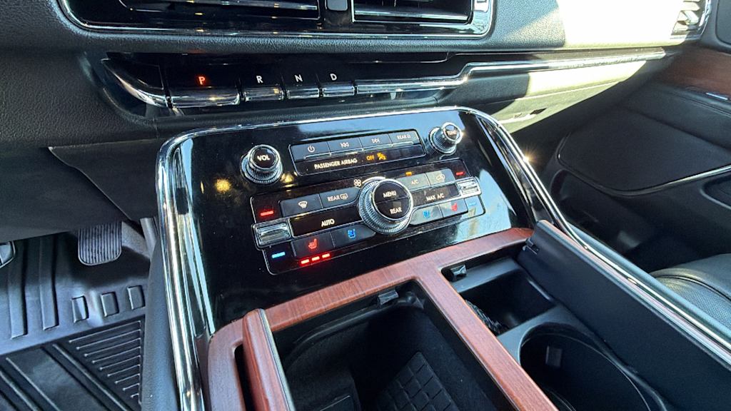 Thumbnail: 2022 Lincoln Navigator L - 23