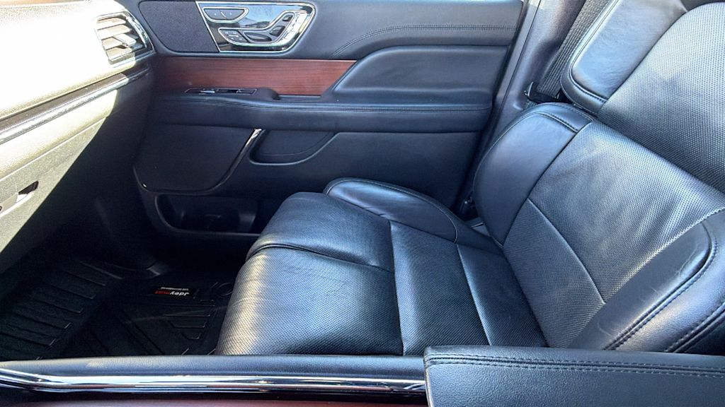 Thumbnail: 2022 Lincoln Navigator L - 11