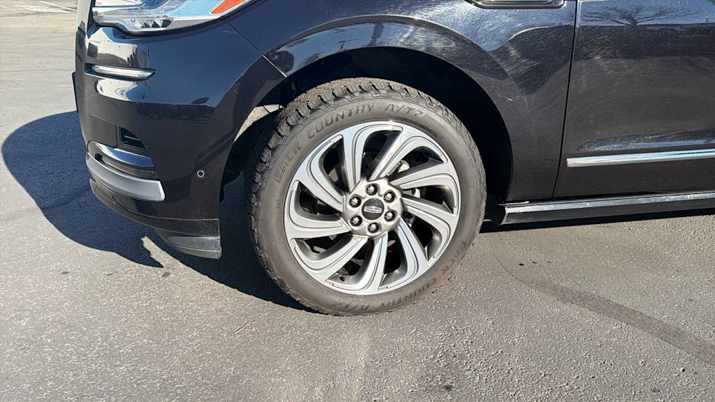 Thumbnail: 2022 Lincoln Navigator L - 8