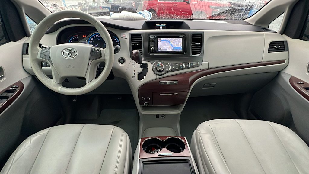 2014 Toyota Sienna XLE 10