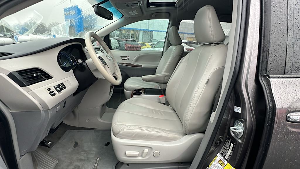 2014 Toyota Sienna XLE 11
