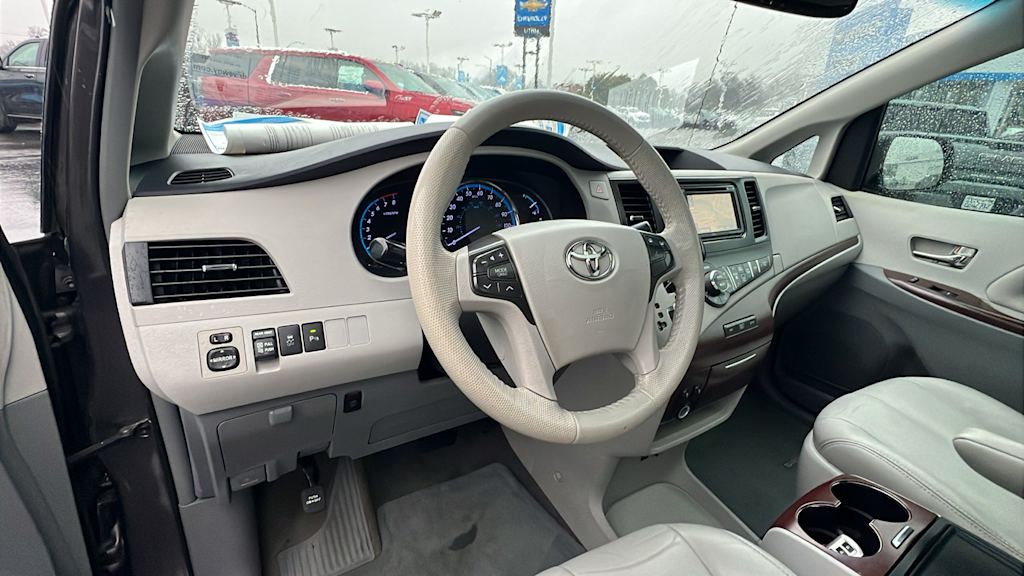 2014 Toyota Sienna XLE 2