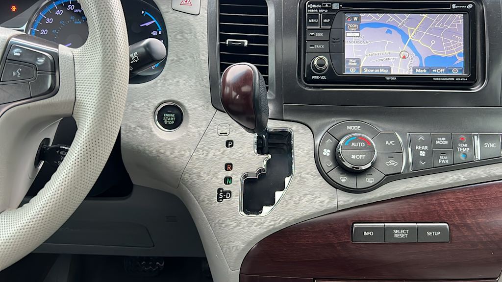 2014 Toyota Sienna XLE 16