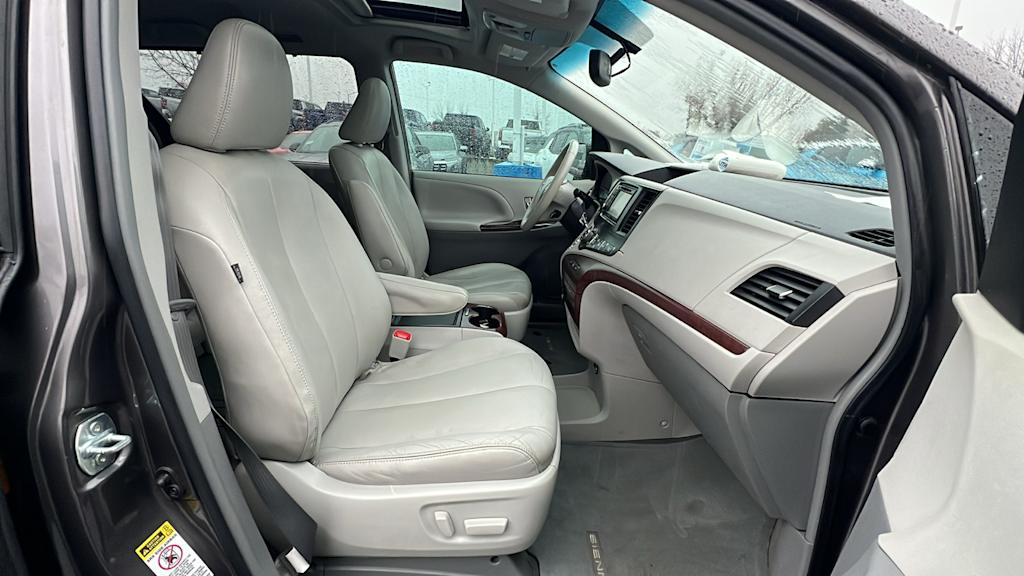 2014 Toyota Sienna XLE 12