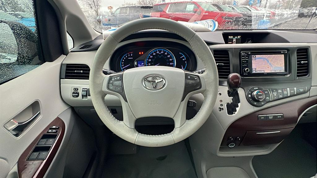 2014 Toyota Sienna XLE 14