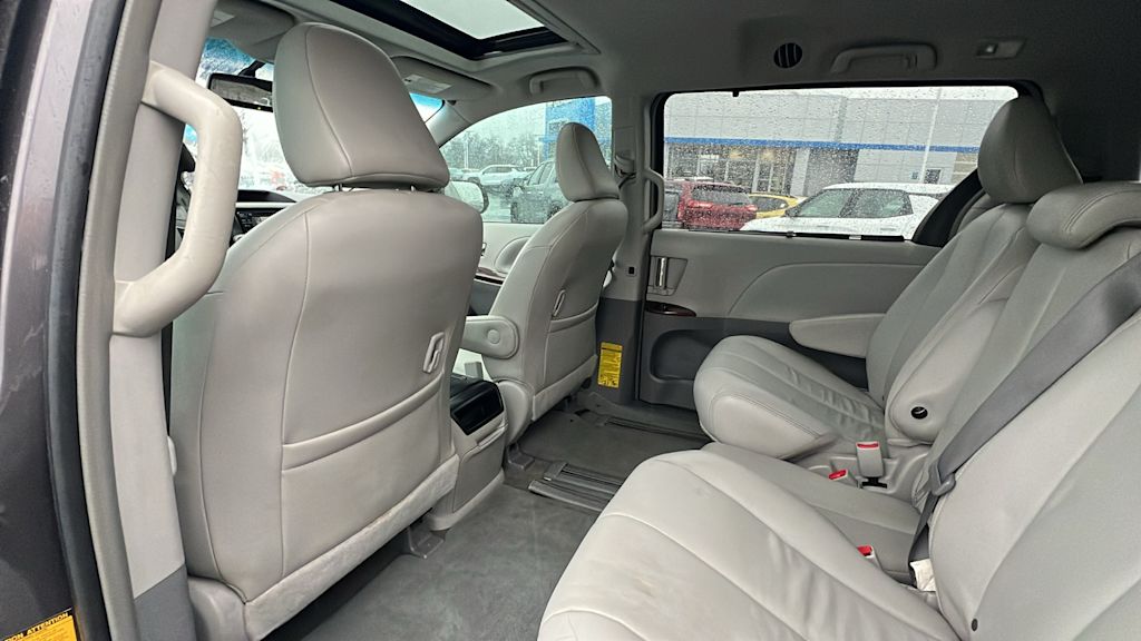 2014 Toyota Sienna XLE 13