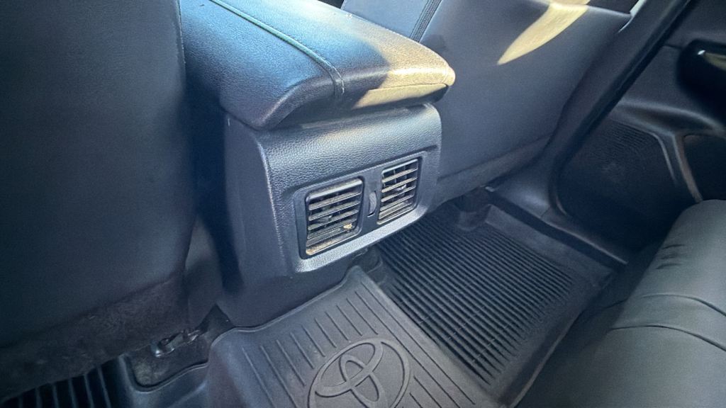 Thumbnail: 2021 Toyota Venza - 28