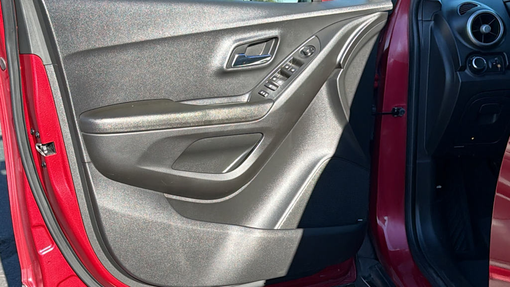 Thumbnail: 2015 Chevrolet Trax - 29