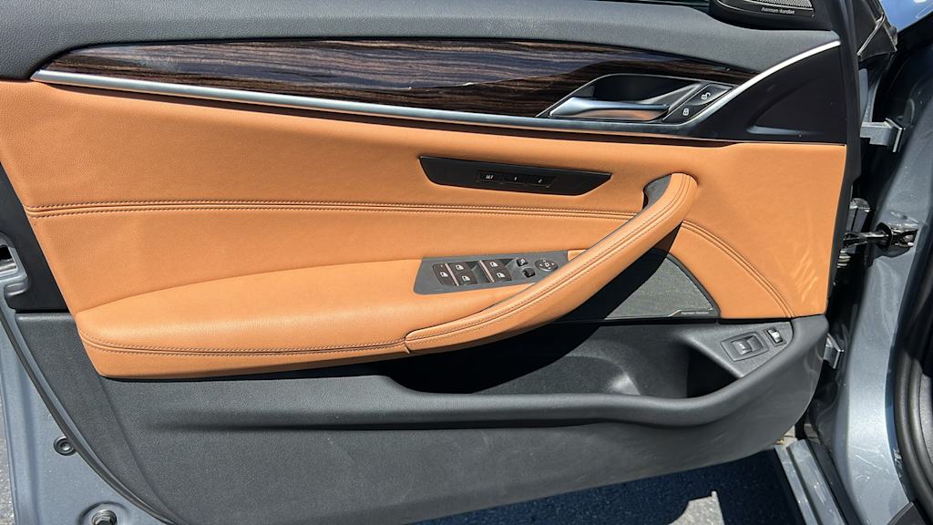 2023 BMW 5 Series 530e 28
