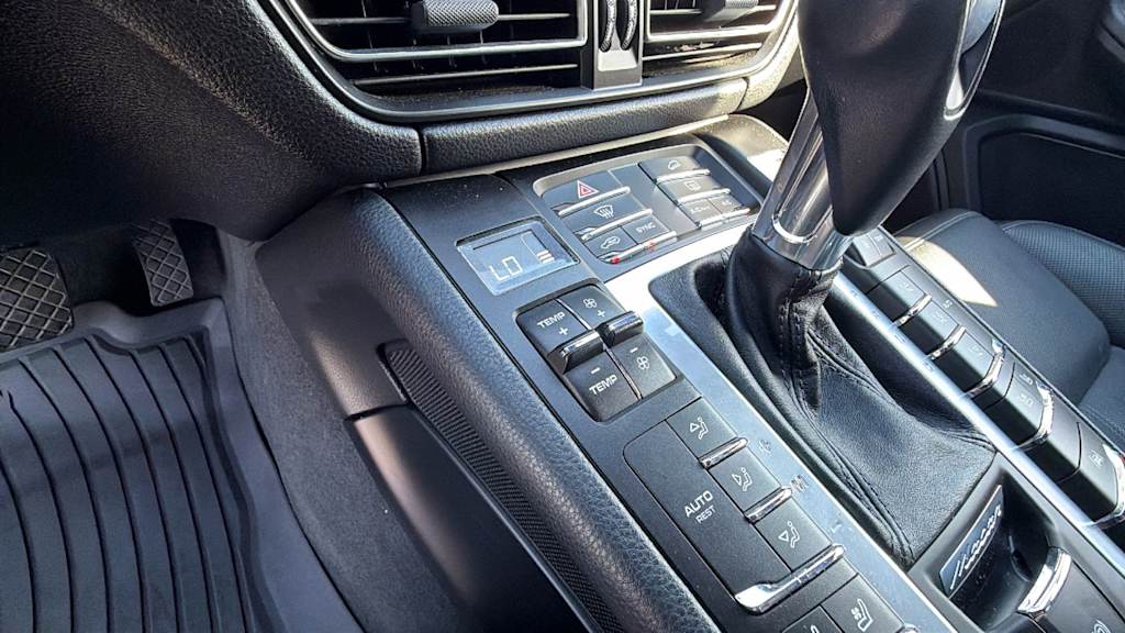 Thumbnail: 2020 Porsche Macan - 24