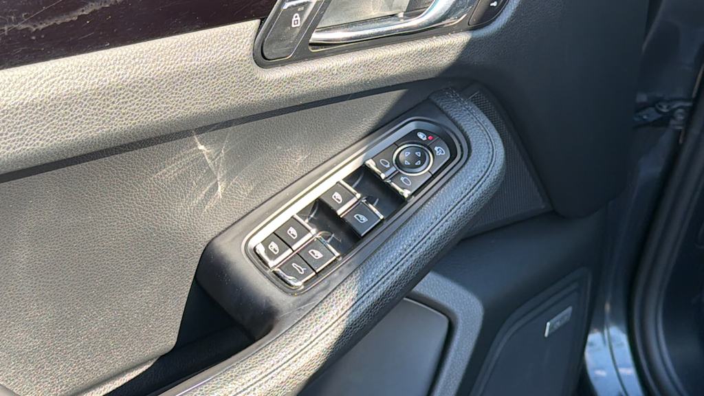 Thumbnail: 2020 Porsche Macan - 28