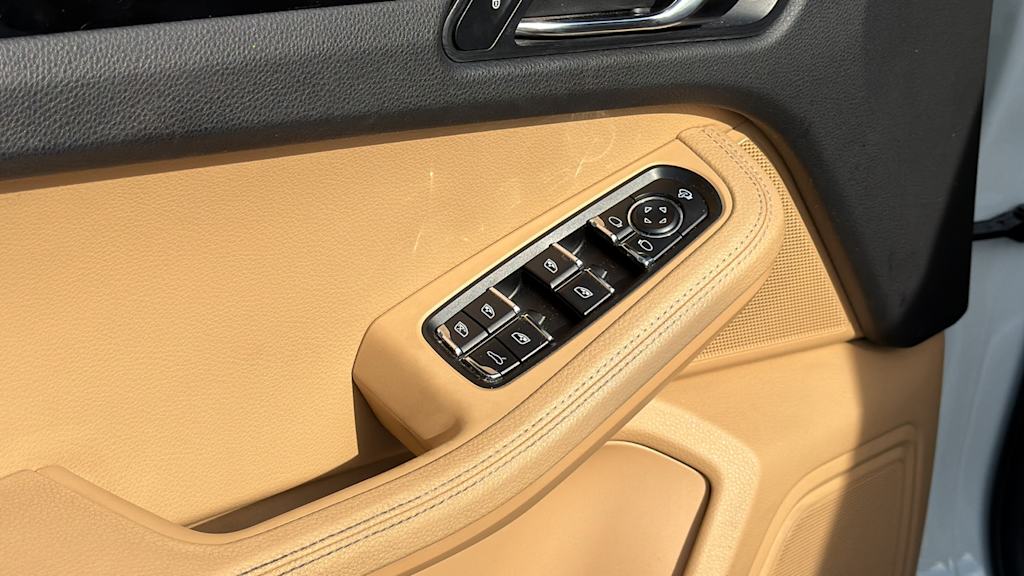 Thumbnail: 2017 Porsche Macan - 27