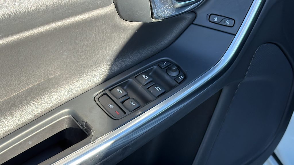 Thumbnail: 2017 Volvo S60 - 28