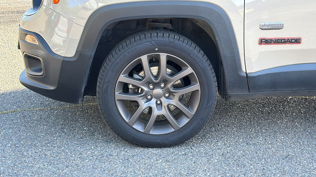 Thumbnail: 2016 Jeep Renegade - 8