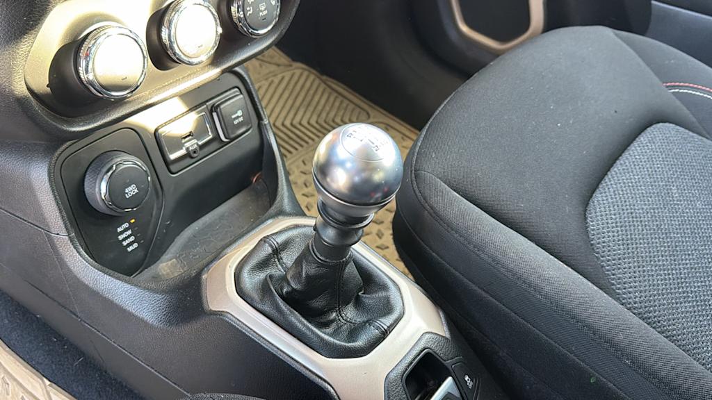 Thumbnail: 2016 Jeep Renegade - 14