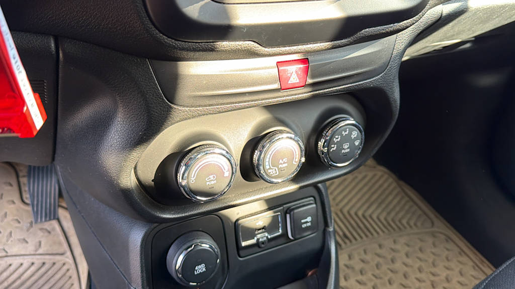 Thumbnail: 2016 Jeep Renegade - 21